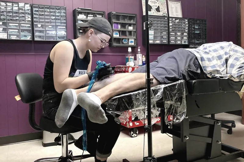 Estudio de tatuajes con dibujos en la pared (foto ilustrativa)